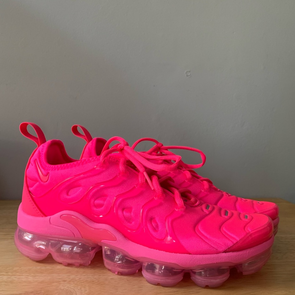 Nike Air Vapormax Plus (Women’s 7.5)